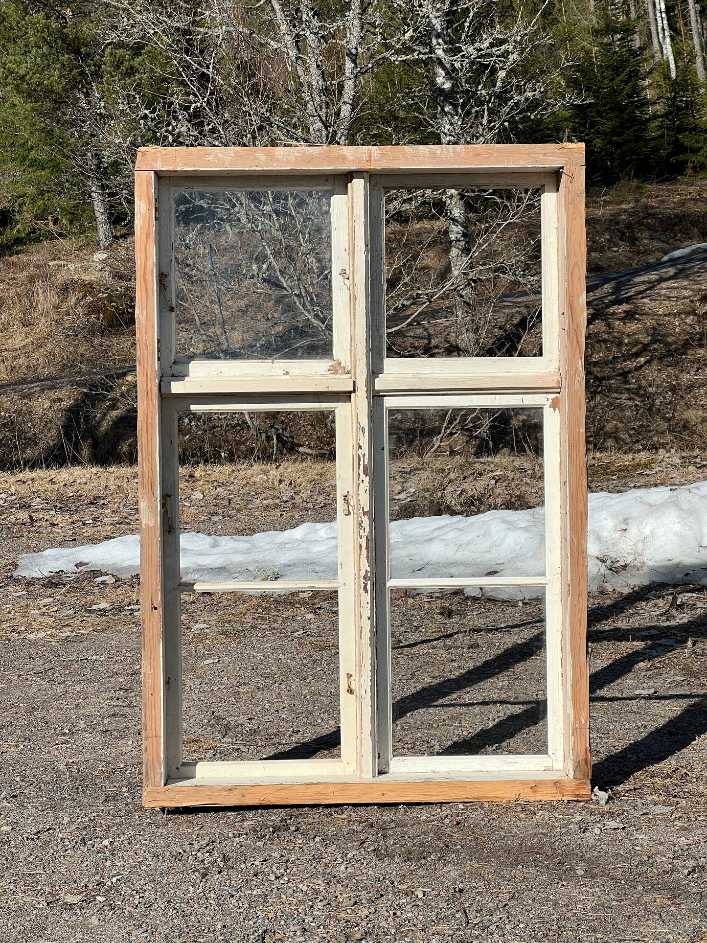 Flaggfönster finns 2st 105x153