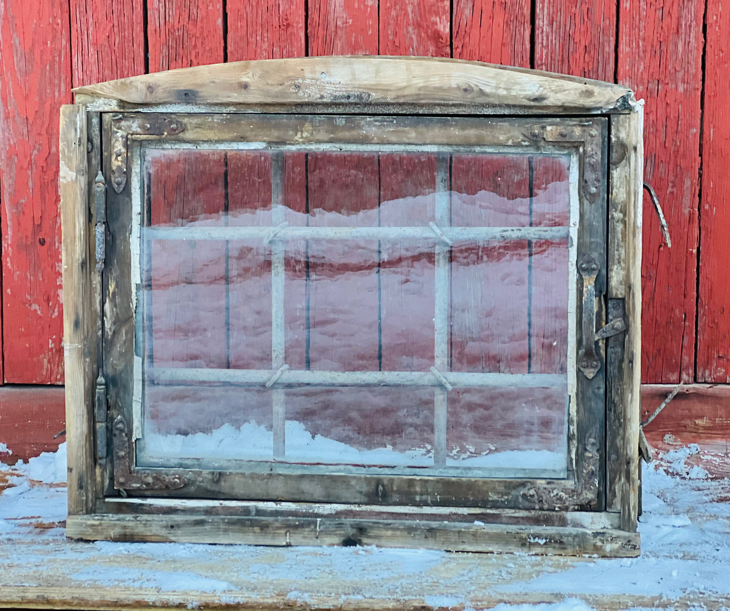 Fönster med galler 73x57