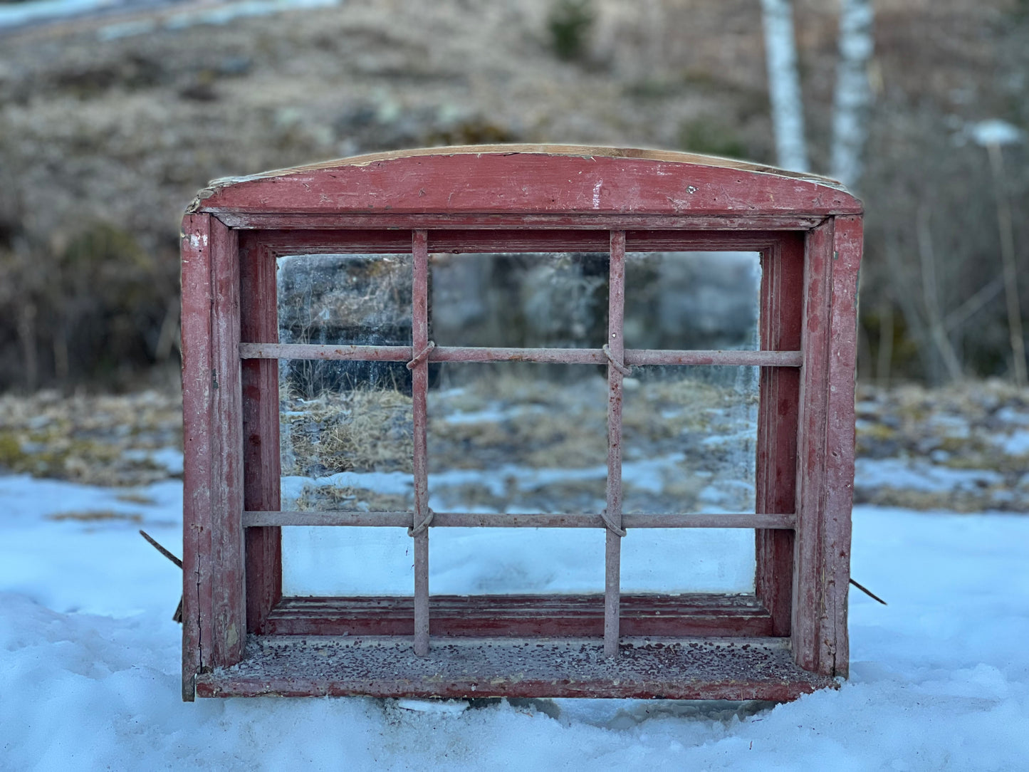 Fönster med galler 73x57